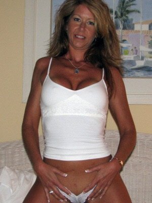 Natural breasts mature lady with great figure and tan lines, very sexy lady adult date contact.