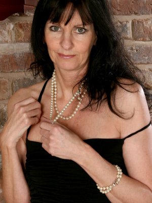 Oldham Mature Lady shaves pussy for Men To lick on Sex Contact Site